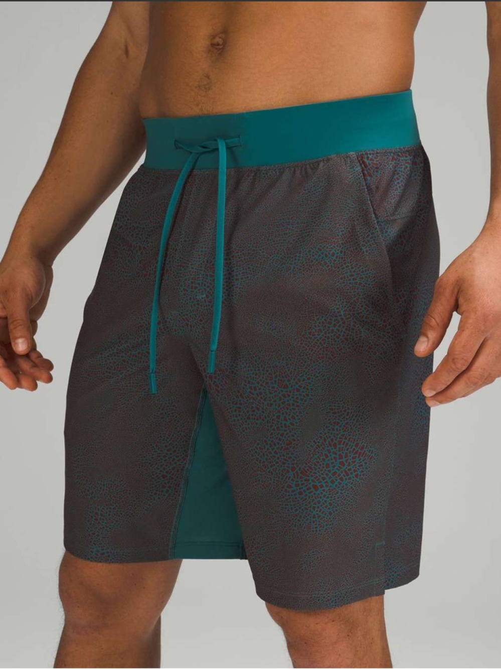Lululemon T.H.E. Linerless Short 9"
Crackle Glaze Deep Cove Date Brown Size S
